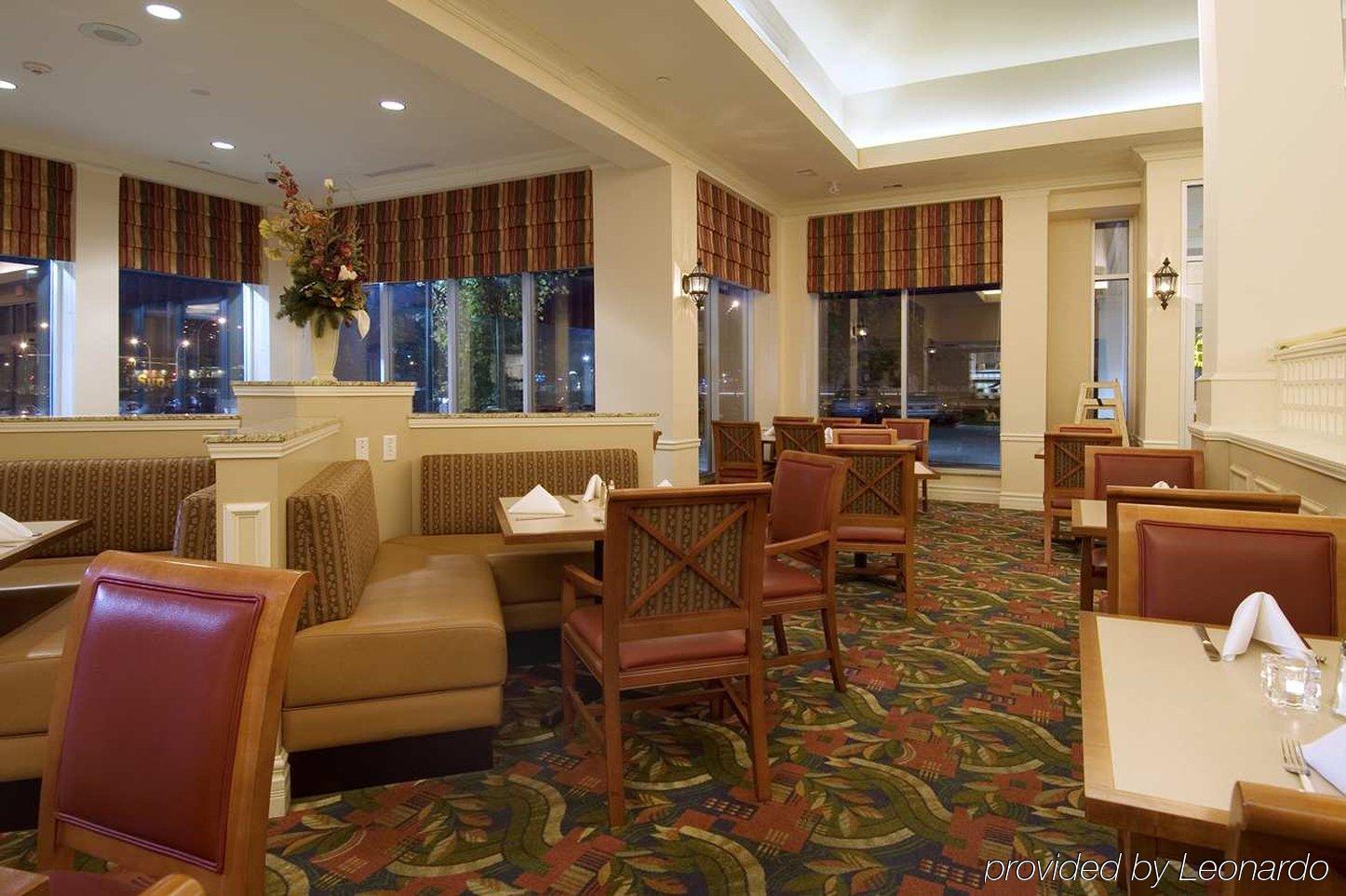 Hilton Garden Inn West Edmonton Restoran gambar