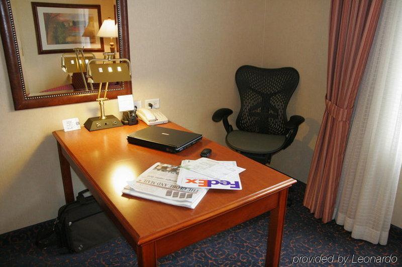 Hilton Garden Inn West Edmonton Bilik gambar